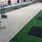 Укладка искусственной травы в фитнес-зале
