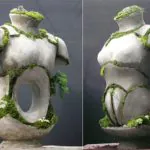Фигура из камня и травы