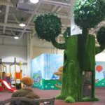 Топиарное дерево в торговом центре