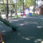 Бесшовное покрытие из резиновой крошки на детской площадке