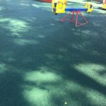 Бесшовное покрытие из резиновой крошки на детской площадке под ключ