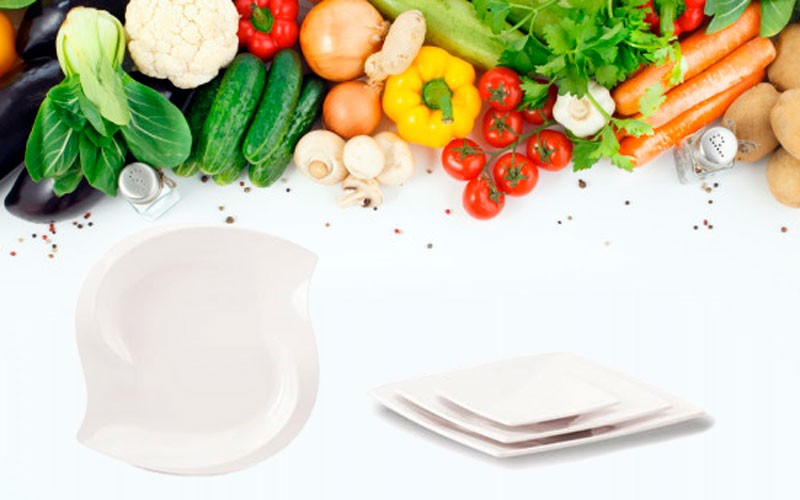 Квадратные тарелки на фоне овощей