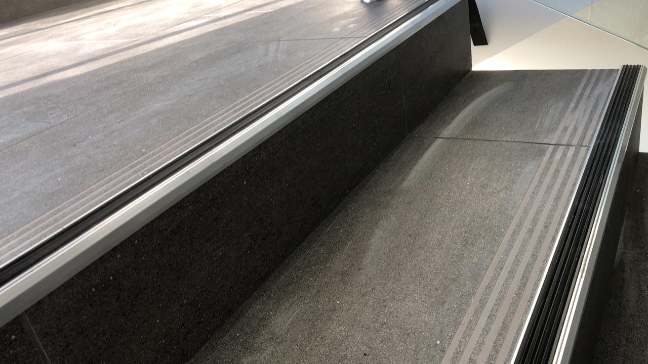 Профиль из алюминия для ступенек