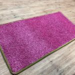 Розовый коврик из искусственной травы