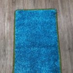 Голубой коврик из искусственной травы