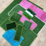 Разноцветные коврики разных размеров из искусственной травы