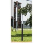 Светильник на зелёном газоне