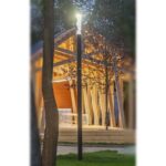 Высокий светильник в зелёной зоне