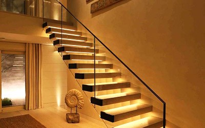 Подсветка лестницы в двухэтажных домах