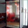 Установка водопада по стеклу в офисе