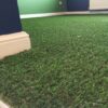 искусственная трава в квартире на полу