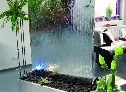 Декоративный водопад по стеклу в доме