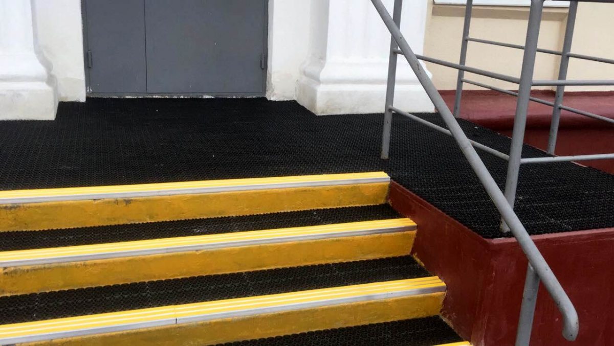 антикаблук 10 мм. резиновые покрытия для ступеней крыльца. резиновое антискользящее покрытие на ступени крыльца. противоскользящее покрытие на крыльцо. противоскользящее покрытие на крыльцо.