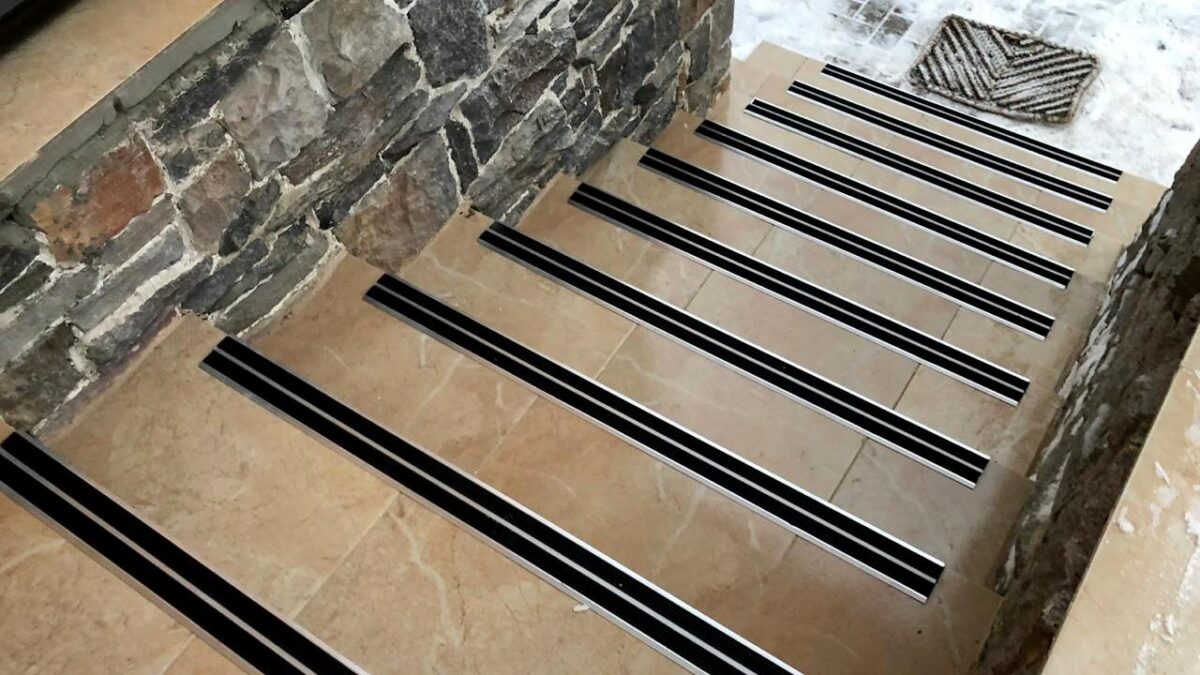 Установим алюминиевый уголок для порога в частном доме