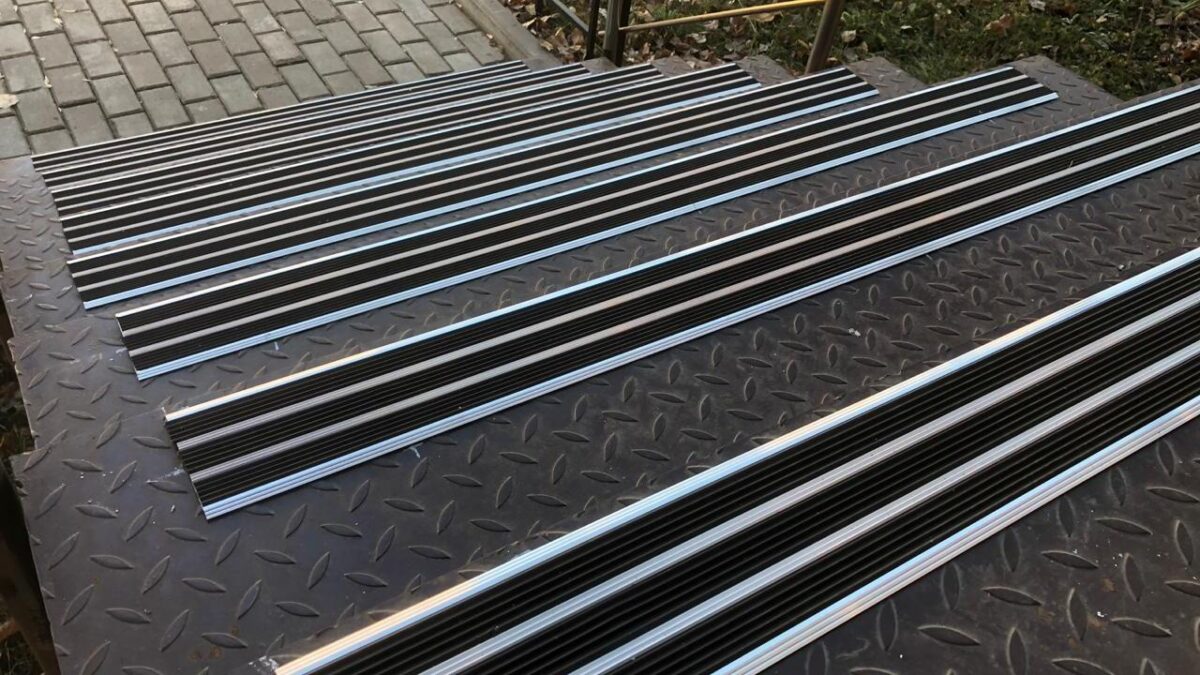 Алюминиевые накладки на лестнице