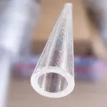 Прозрачная акриловая труба в воздухе